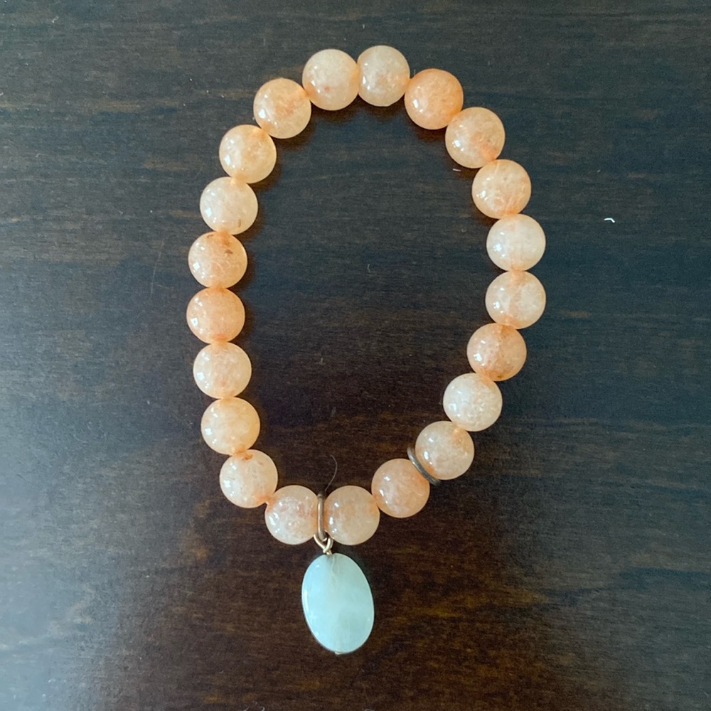 Peachy coral beaded bracelet with ivory bead